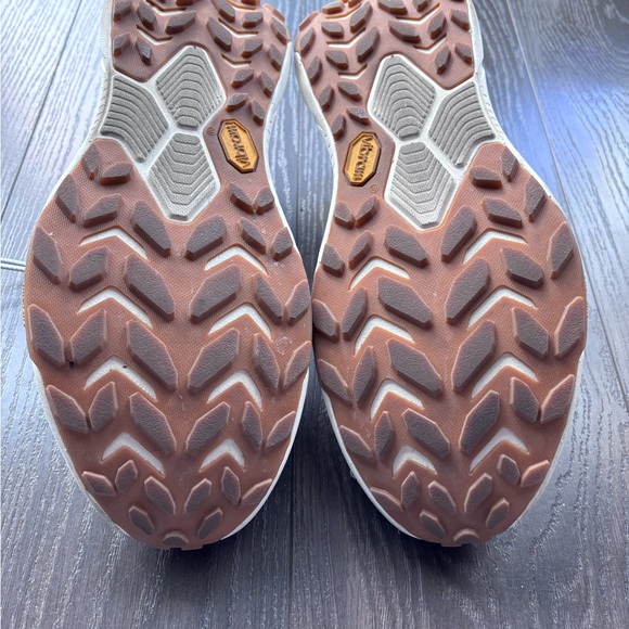 Hoka Transport - Picture 3 of 4